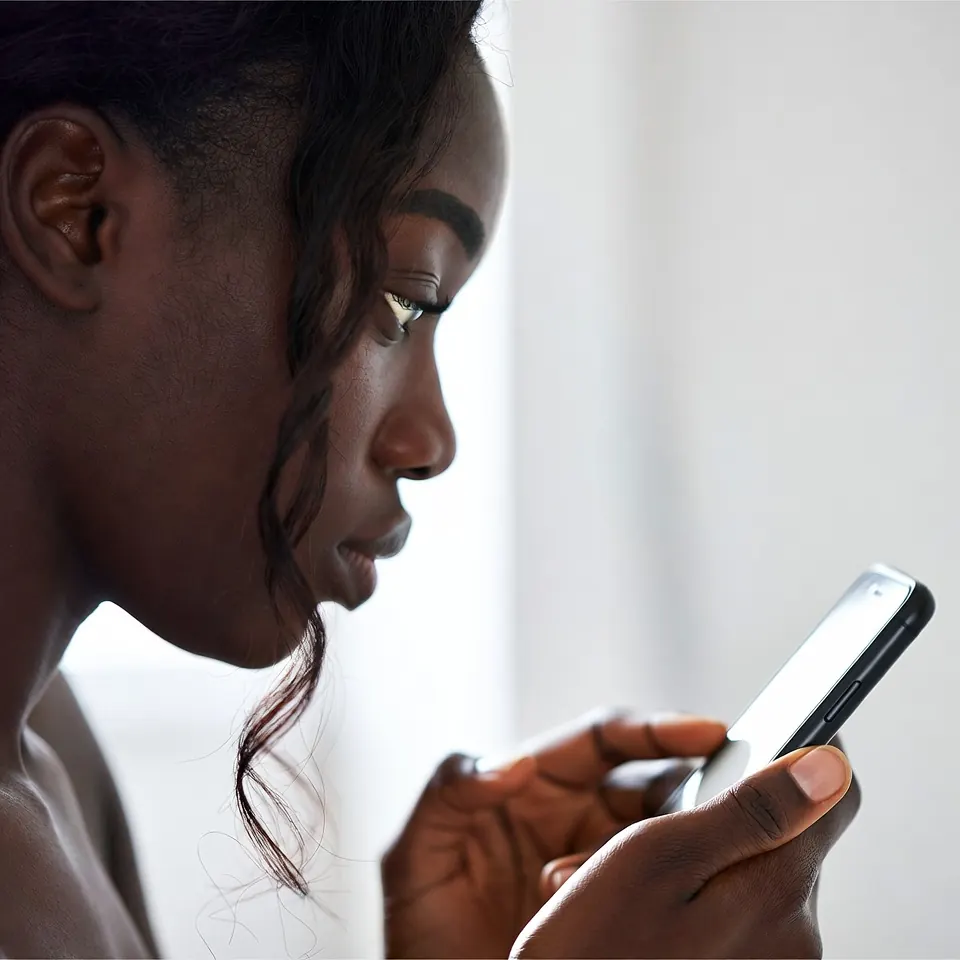 Mulher concentrada praticando no celular